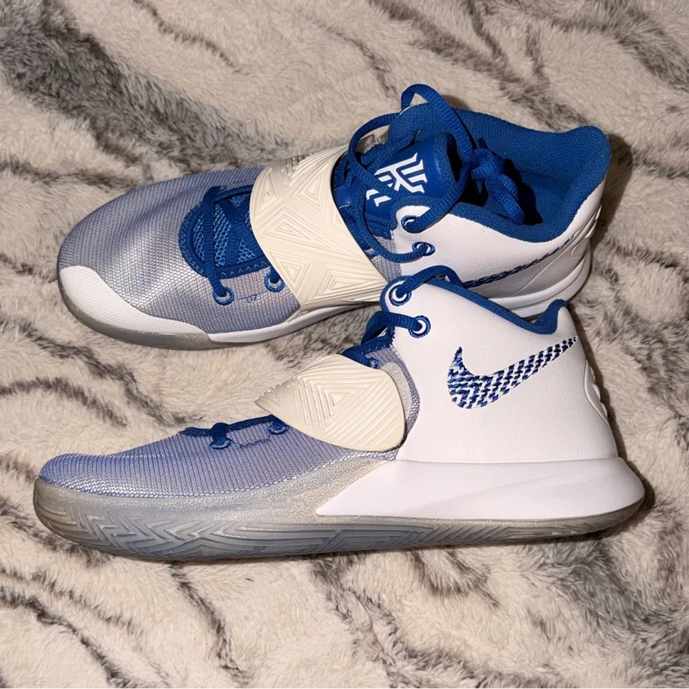 Men’s Nike Kyrie flytrap 3 in Blue and White